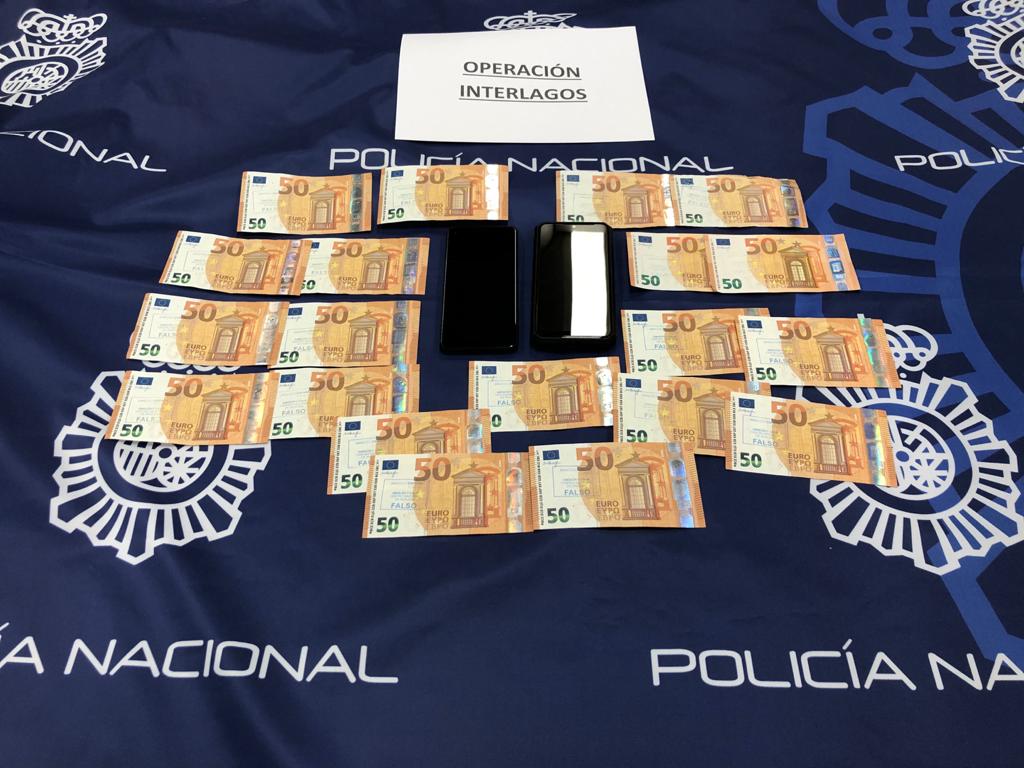 Exposició de terminal mòbil d'alta gamma i bitllets de 50 € falsos